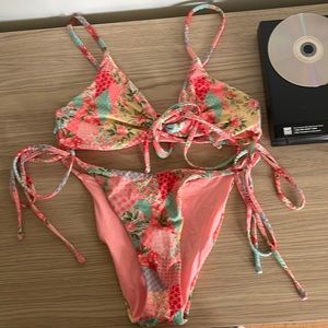 One one swimsuit. Top: L (runs small) Bottoms: M. Can be sold separately